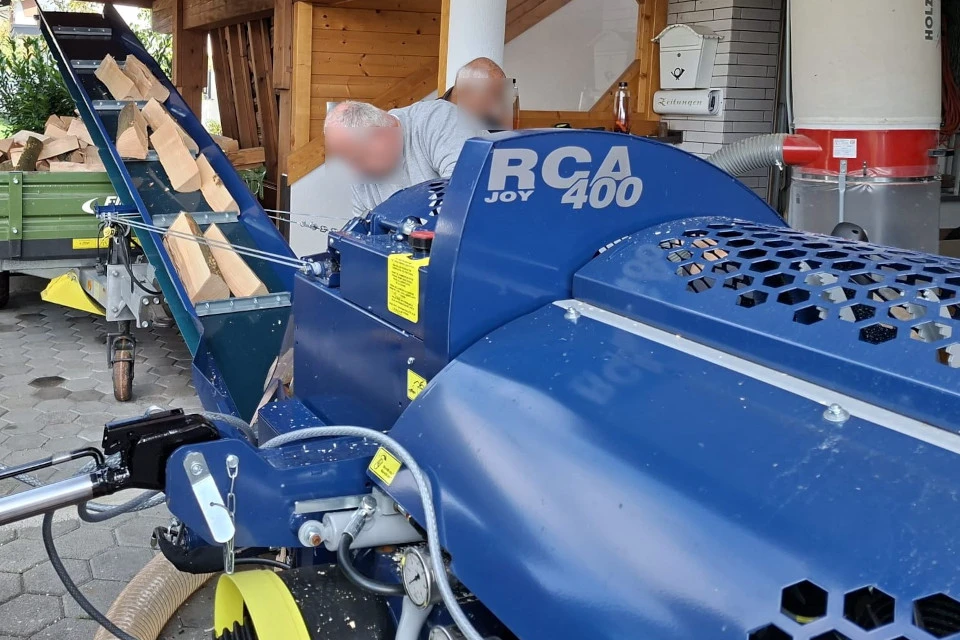 Eine Frau beim Wimpernverlängerung